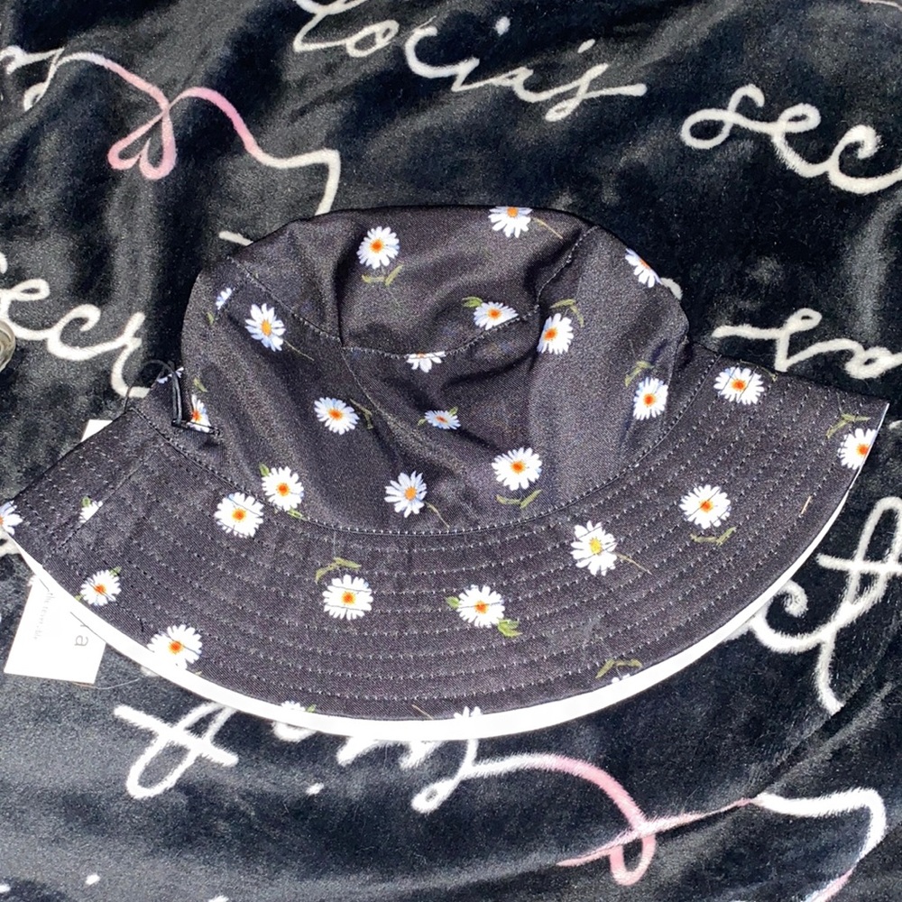 Alice + Olivia reversible bucket hat